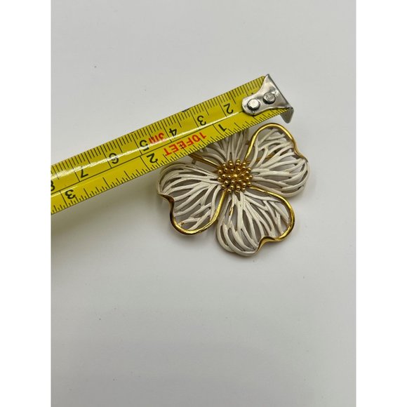 Vintage Signed Trifari Dogwood Flower Brooch Pin Gold Tone and White Enamel - Picture 6 of 6